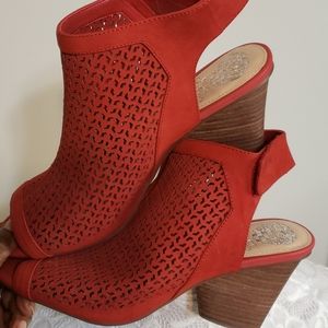 NWOT Vince Camuto Dastana Peep-toe Sandals